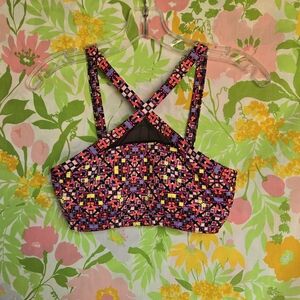 Victoria Sport Colorful Geometric Cross Front Sports Bra